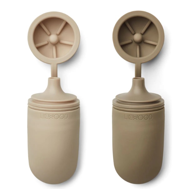 Dois suportes de silicone bege e castanho para copos ou embalagens com marca LIEWOOD