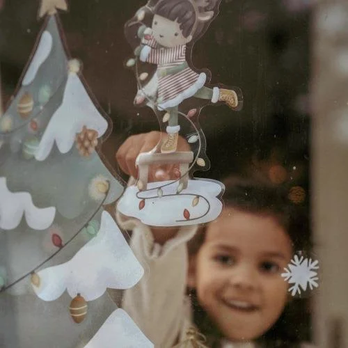 Adesivos de Natal em vidro com árvore, menina patinadora e floco de neve, com criança ao fundo