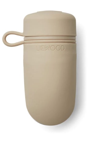 Estojo beige de silicone com tampa e pega integrada, com marca em relevo