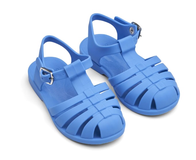 Sandálias azuis de plástico com fecho metálico