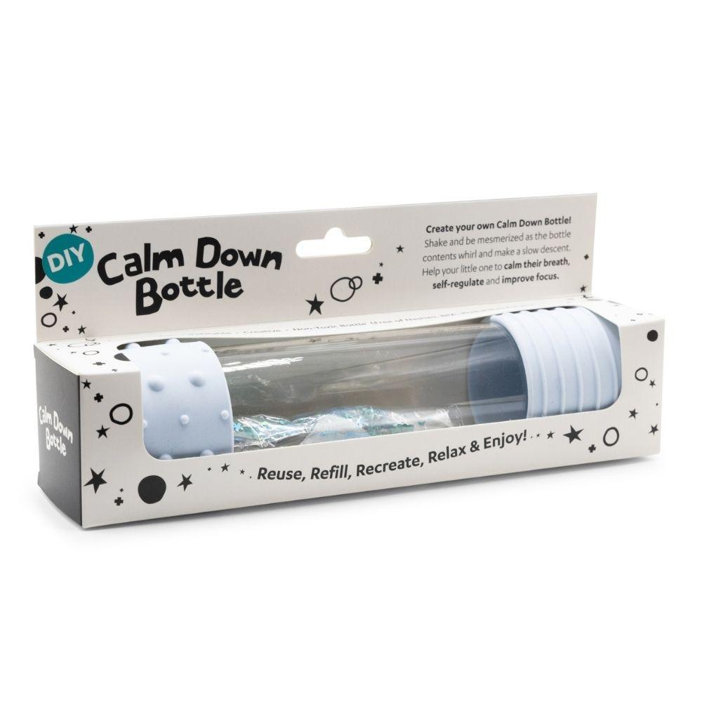 Garrafa Calm Down Bottle transparente com tampa azul e embalagem branca com texto e estrelas pretas