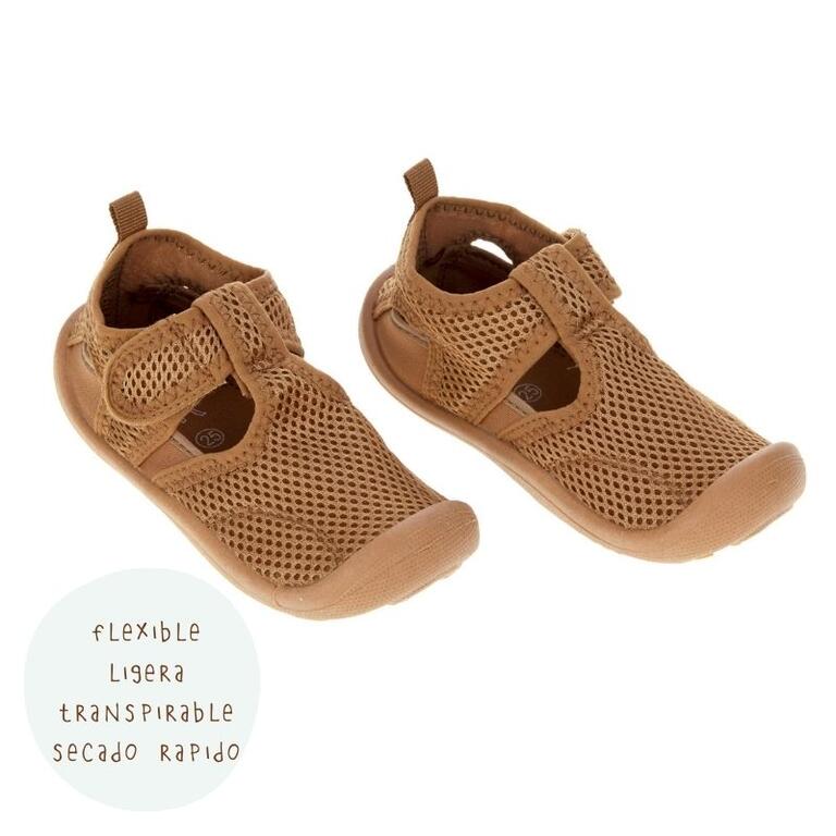 Sapatos castanhos flexíveis com malha aberta e velcro