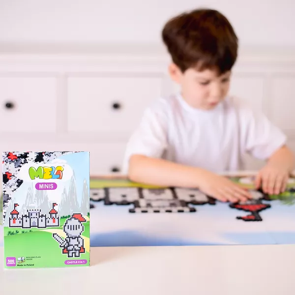 Jogo Meeple Minis com cavaleiro pixelizado e castelo, criança a jogar ao fundo