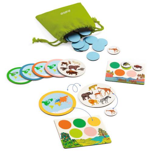Jogo educativo com cartas redondas e quadradas coloridas e fichas azuis com saco verde