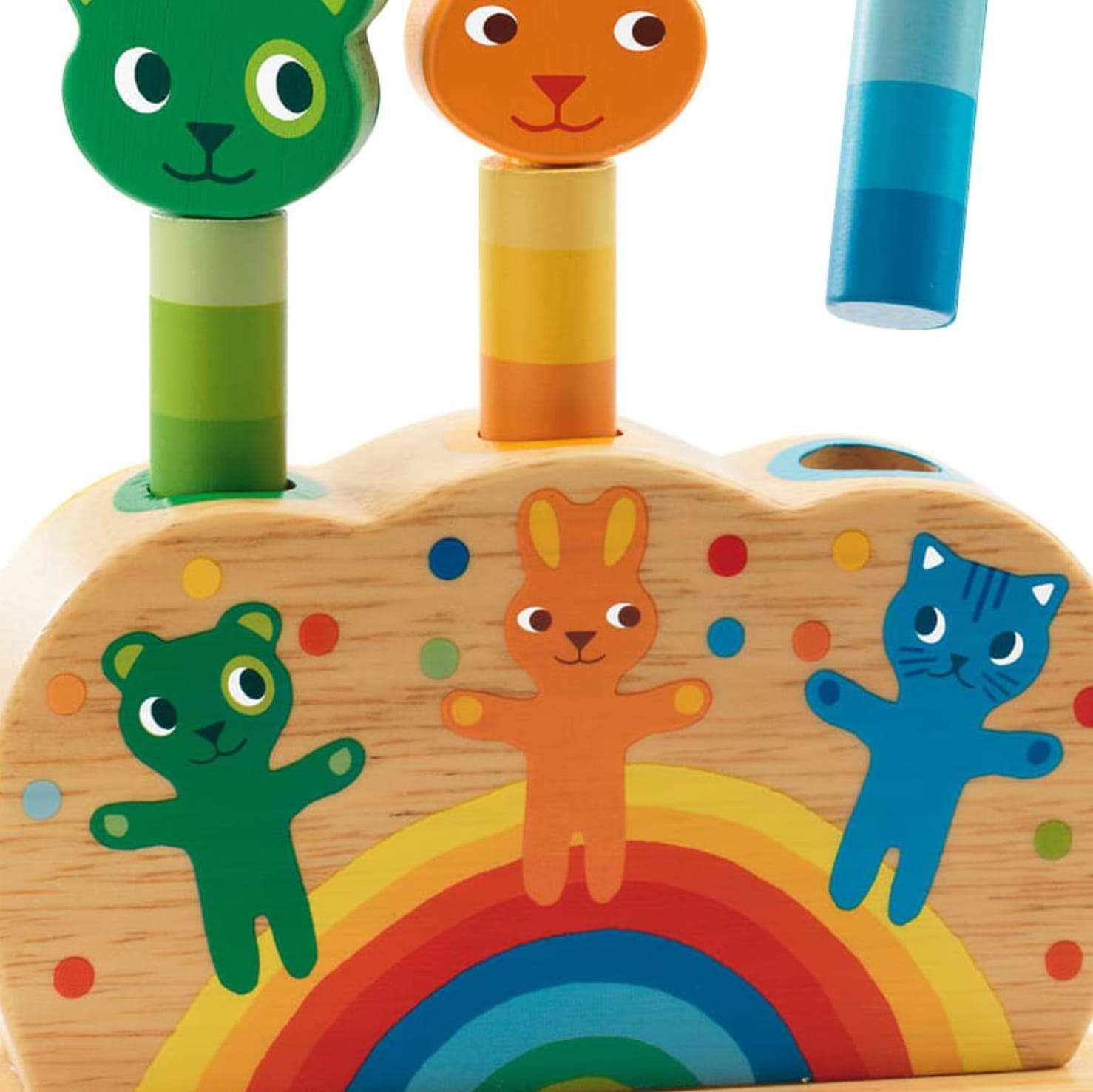 Brinquedo de madeira com figuras de animais e arco-íris colorido.