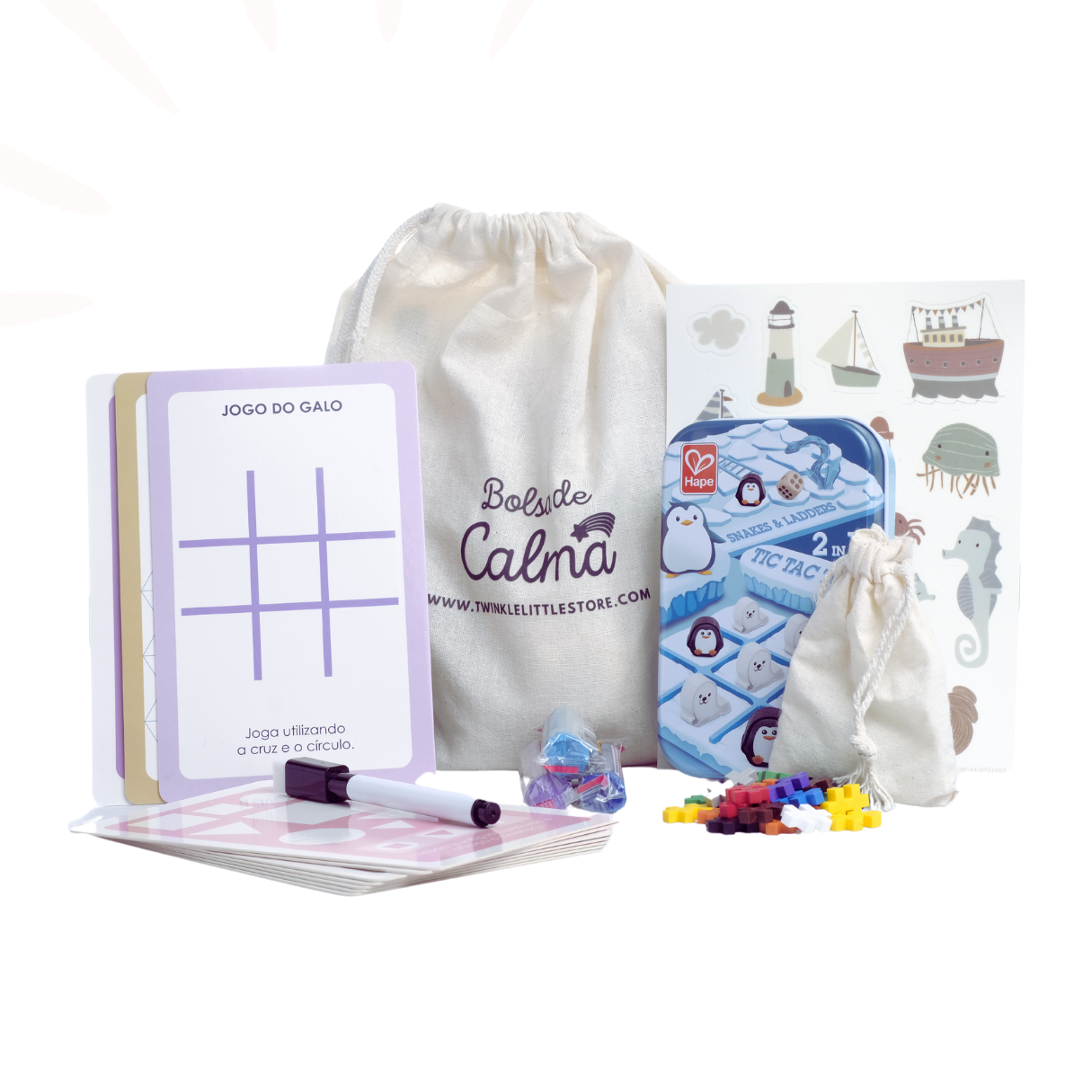 Jogo de tic-tac-toe com peças coloridas, cartões lilás e brancos, marcador e sacos de pano branco.