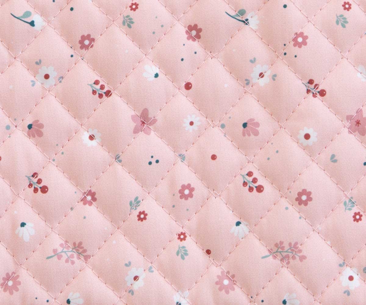 Tecido acolchoado rosa com padrão de flores coloridas e costura losangular