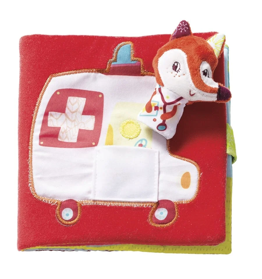 Livro infantil de tecido vermelho com ambulância bordada e peluche de raposa