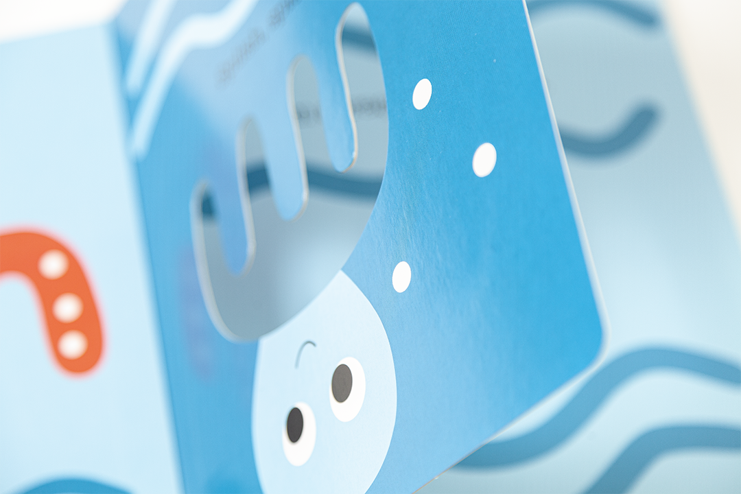 Livro infantil de cartão azul com ilustração de animal marinho e texto Little Blue