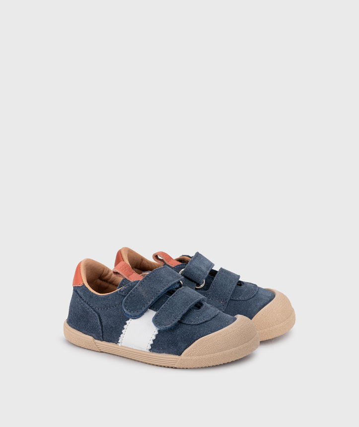 Sapatilhas infantis azuis com risca branca e sola bege