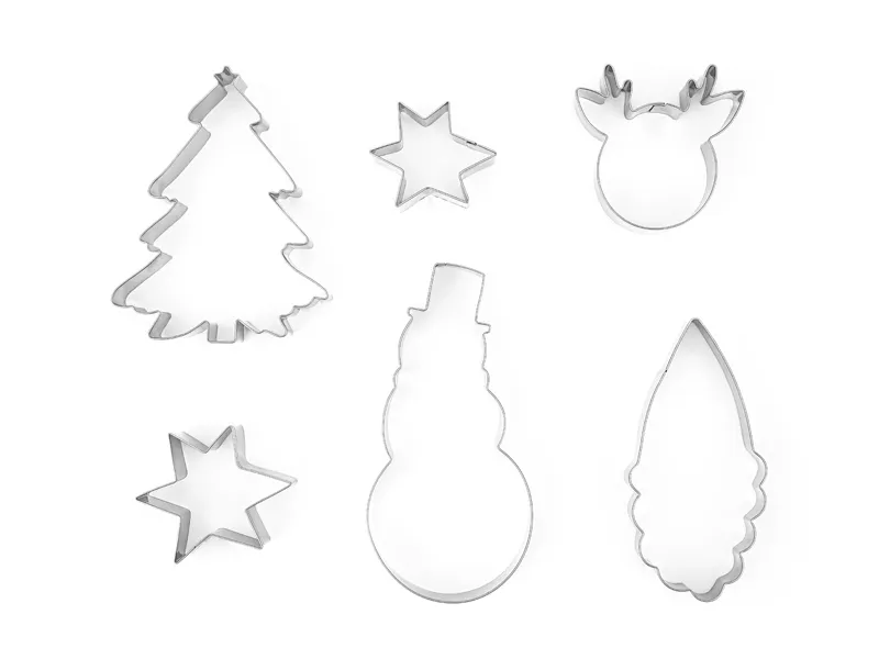 Cinco cortadores de metal para bolachas com formas natalícias sobre fundo branco