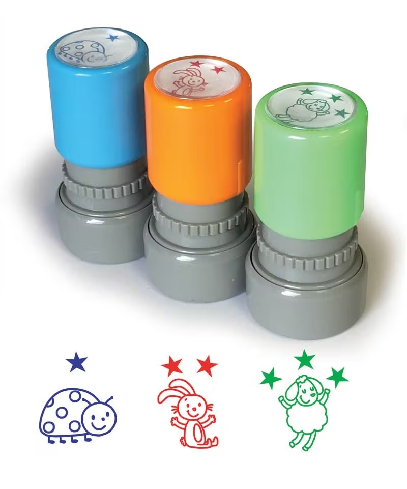 Três carimbos infantis coloridos com diferentes imagens no topo