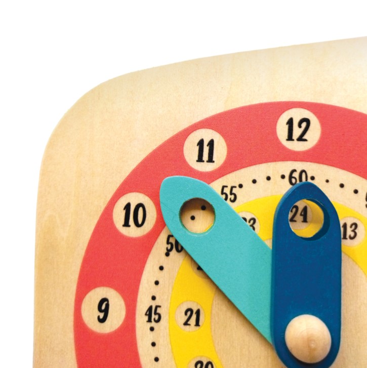 Relógio de madeira colorido com números e ponteiros azuis