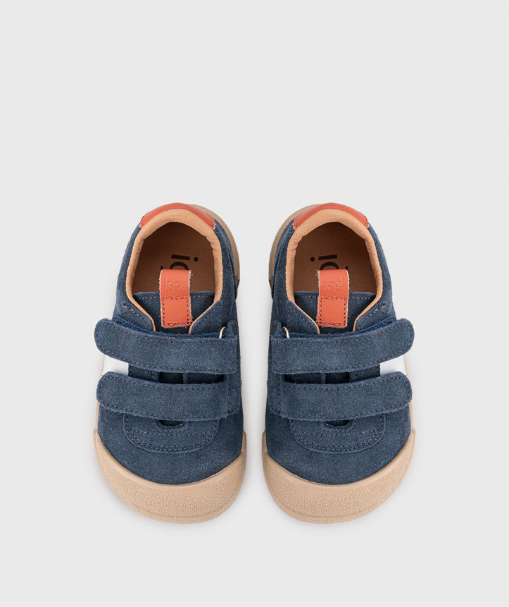 Ténis infantis azuis de camurça com tiras de velcro e sola bege