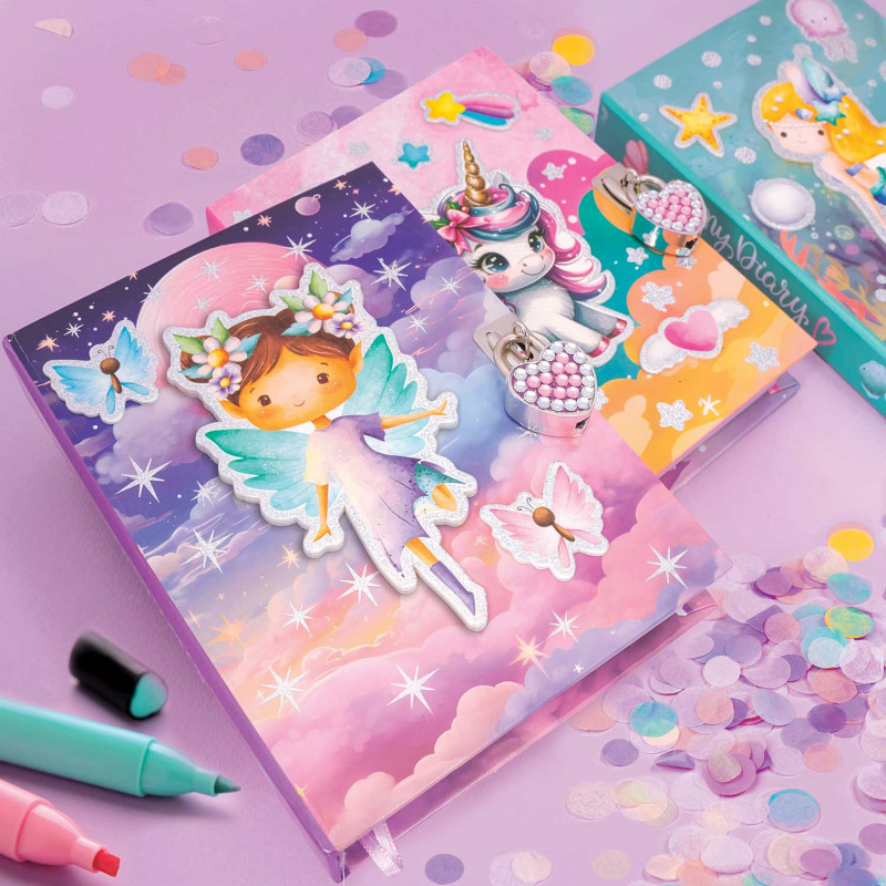 duas agendas coloridas com desenhos de fada e unicórnio e confetes coloridos