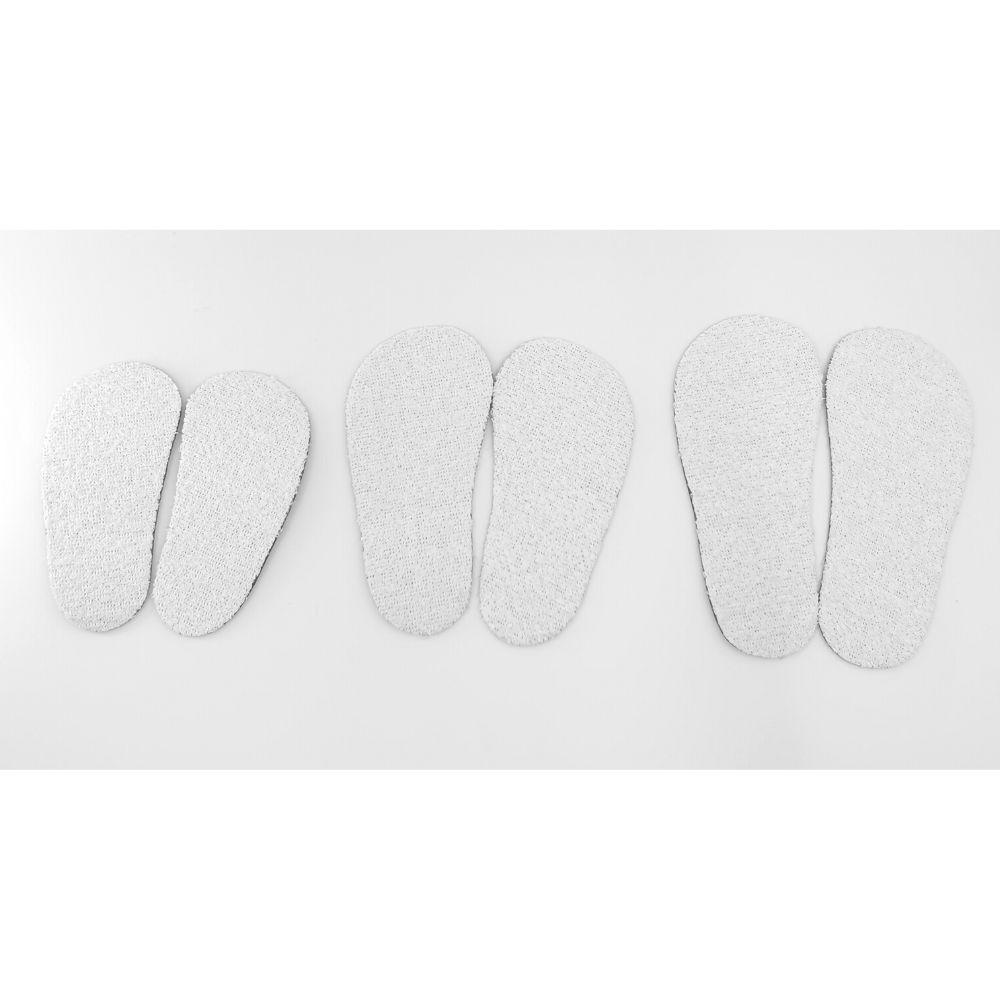 Três pares de palmilhas brancas com textura em fundo branco