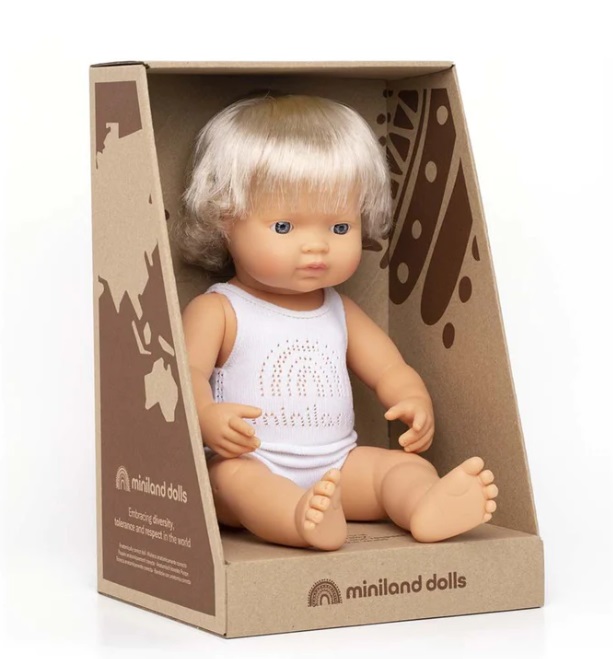 Boneca loira Miniland Dolls embalada em cartão reciclado