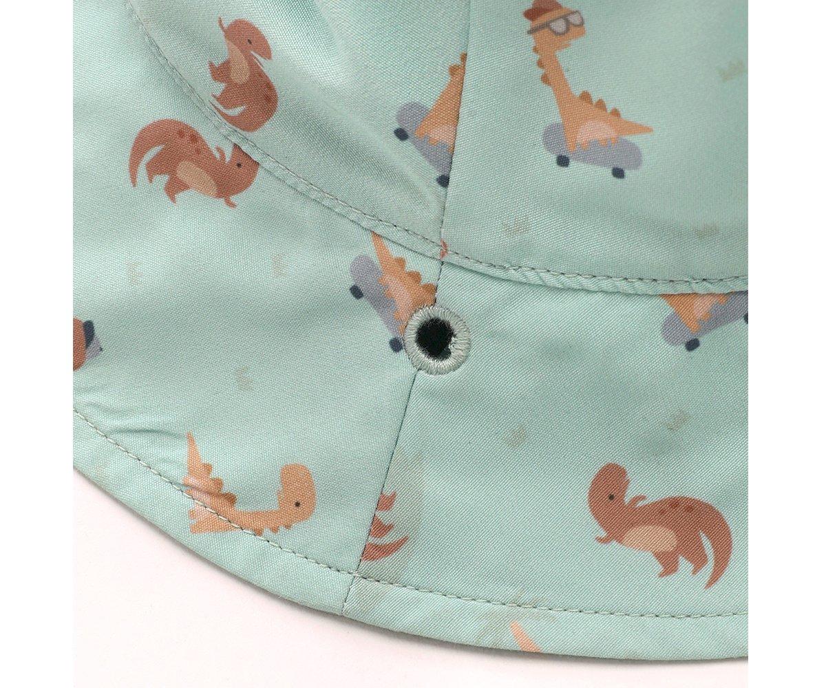 Chapéu azul claro com padrão de dinossauros laranja e corça e ilhó metálico.