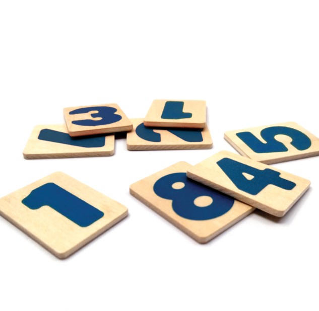 Peças quadradas de madeira com números azuis
