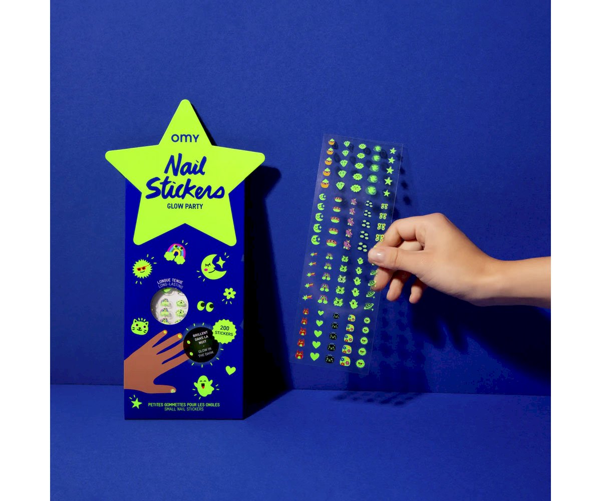 Conjunto de autocolantes para unhas 'OMY Nail Stickers Glow Party' com formato estrela e mão a segurar autocolantes fluorescentes