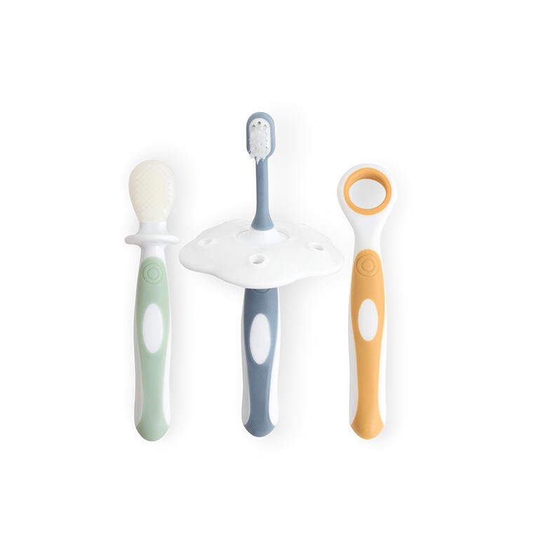 Conjunto de três utensílios para bebé em plástico e silicone em várias cores