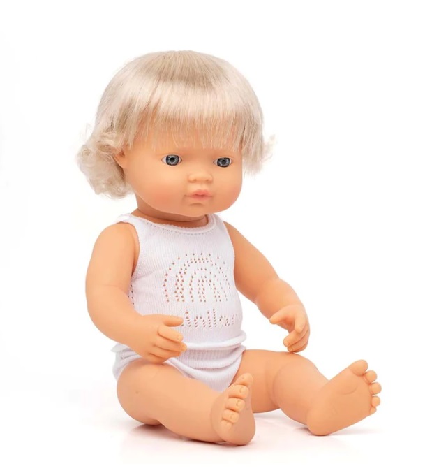 Boneca de bebé de plástico com body branco e cabelo louro.