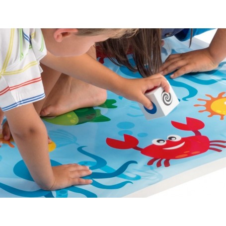 Tapete de jogo infantil com ilustrações de animais marinhos e criança a jogar