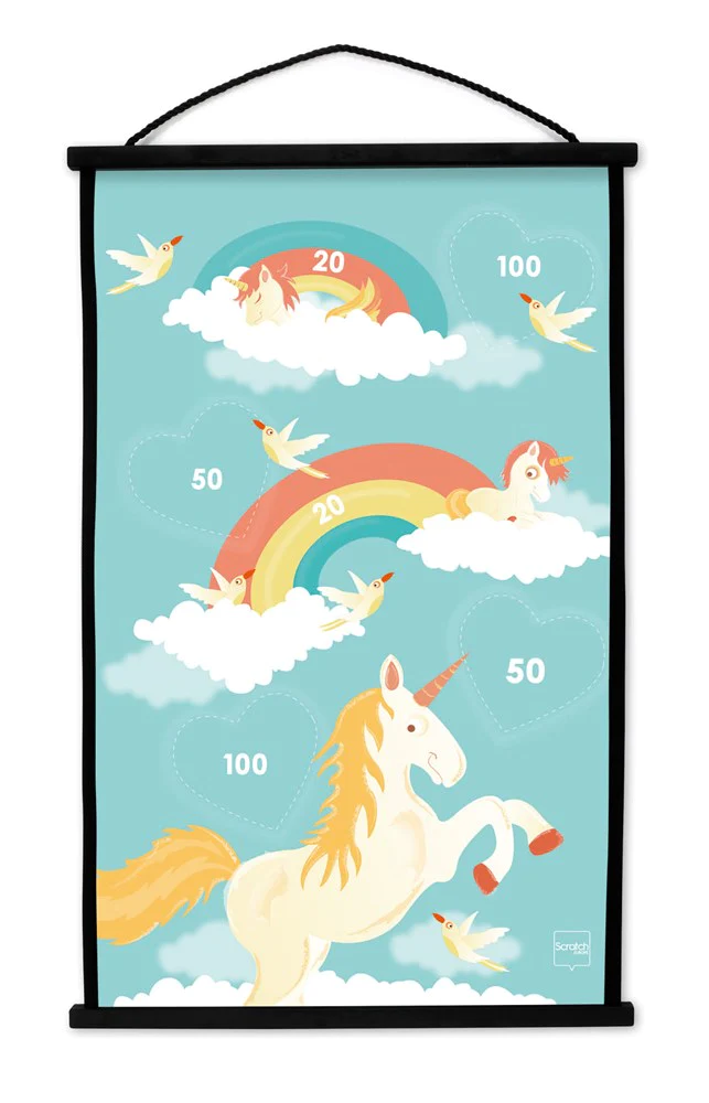 Painel decorativo infantil com unicórnios, arcos-íris e pássaros sobre fundo azul e nuvens brancas