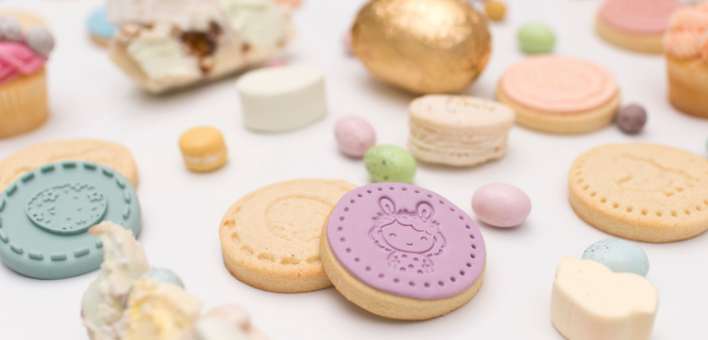 Biscoitos coloridos decorativos em tons pastel sobre fundo branco