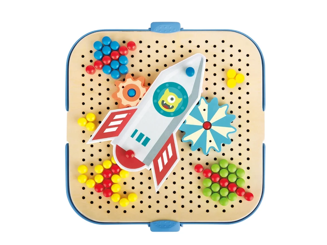 Tabuleiro de madeira com foguetão e peças coloridas de jogo