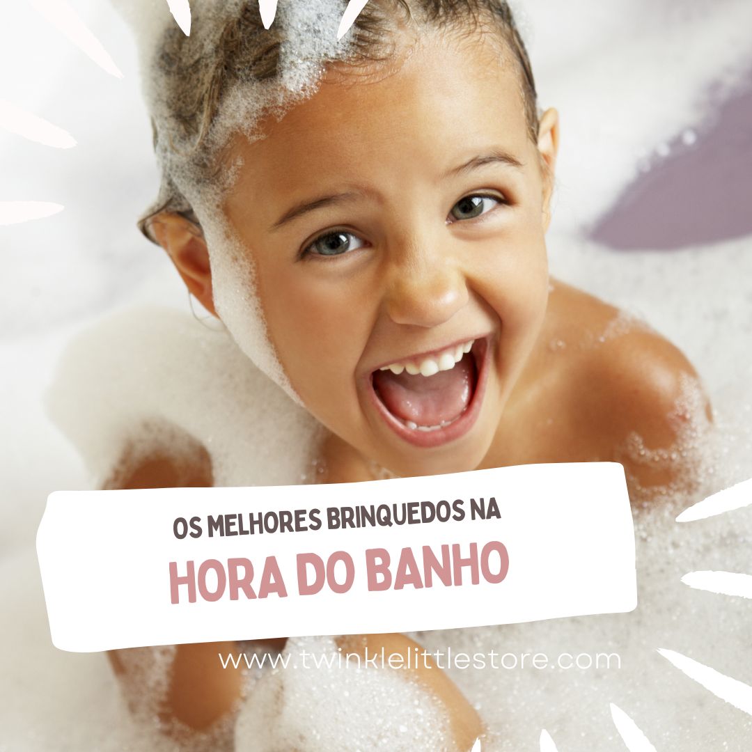 Criança feliz na banheira cheia de espuma com texto promocional sobre brinquedos para banho