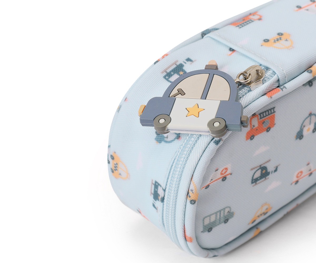Estojo escolar azul claro com padrão de veículos coloridos e puxador de zíper em forma de carro