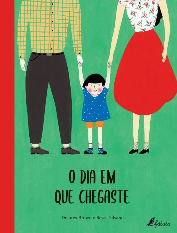 Capa de livro com ilustração de criança entre dois adultos em fundo verde e texto O DIA EM QUE CHEGASTE.