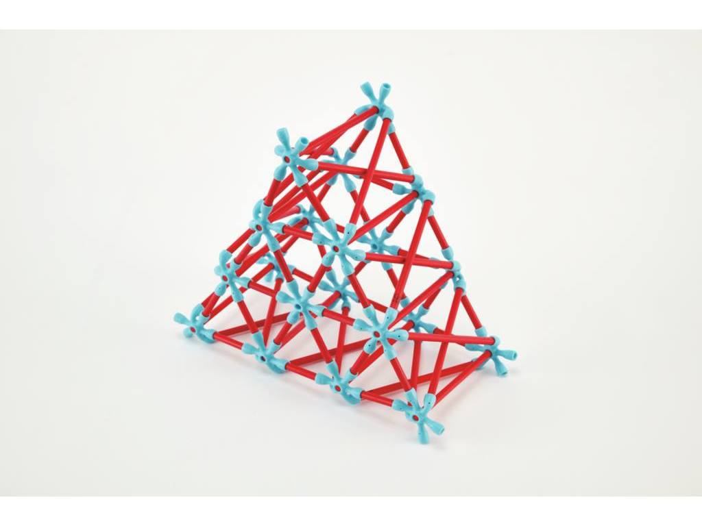 Modelo geométrico triangular vermelho e azul sobre fundo branco