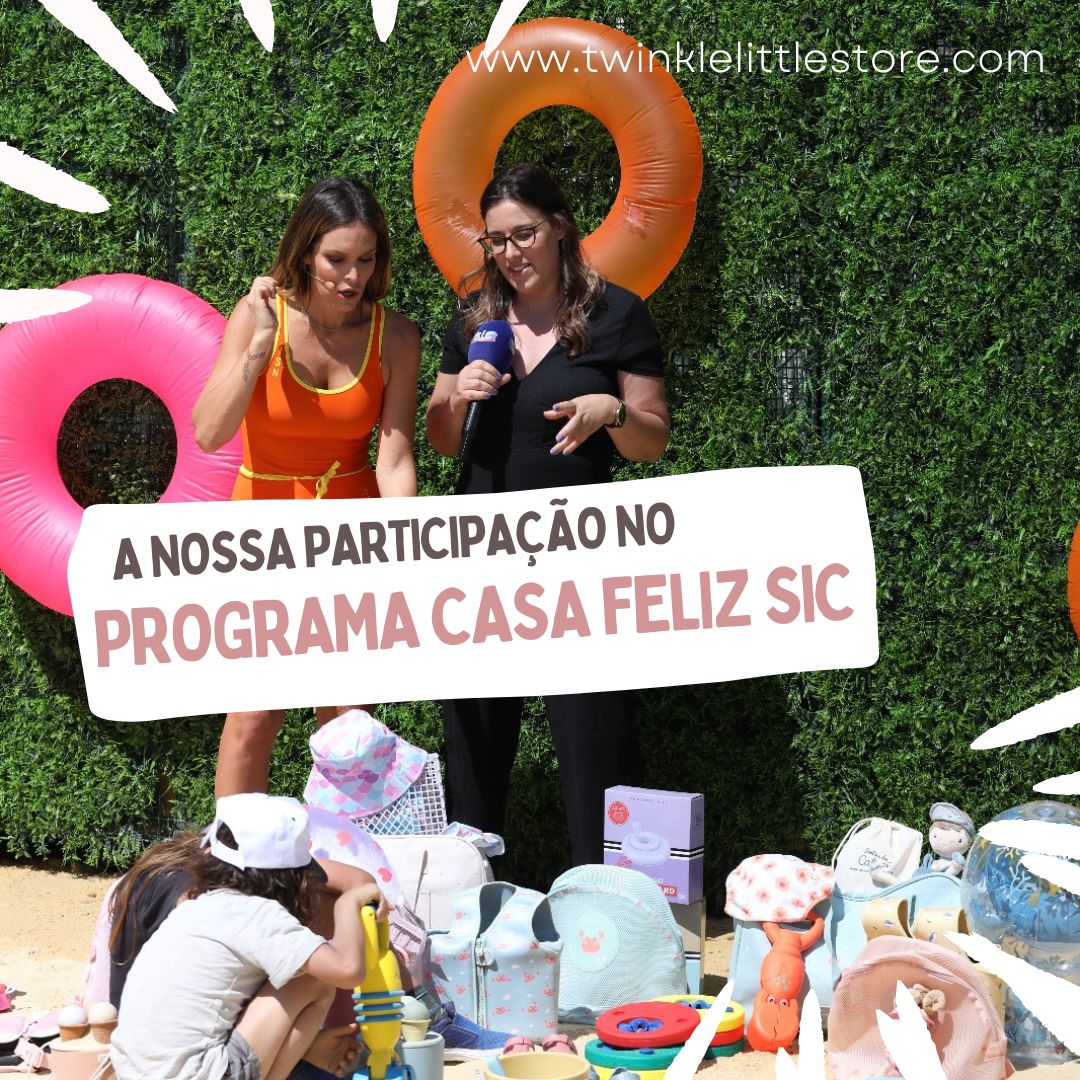 Duas mulheres com microfone junto a mochilas infantis e brinquedos com bóias coloridas ao fundo