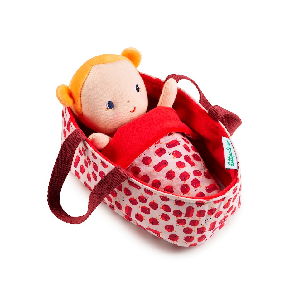 Boneca de pano em berço com padrão de cerejas vermelho