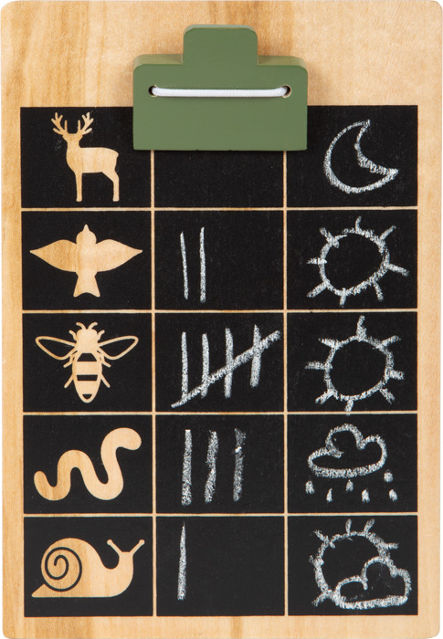 Quadro de madeira com símbolos de animais de madeira e desenhos a giz em fundo preto, clip verde no topo