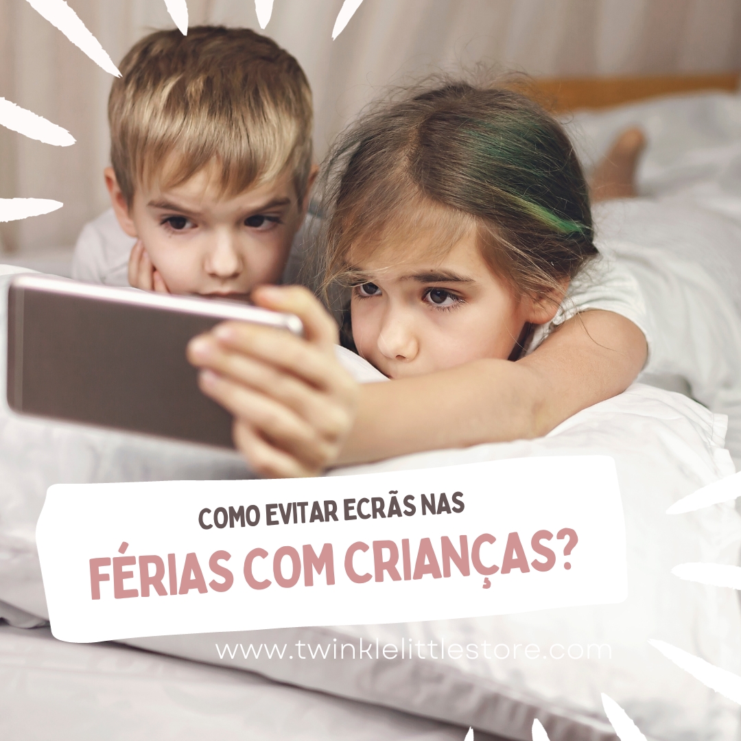 Duas crianças deitadas numa cama a ver um smartphone