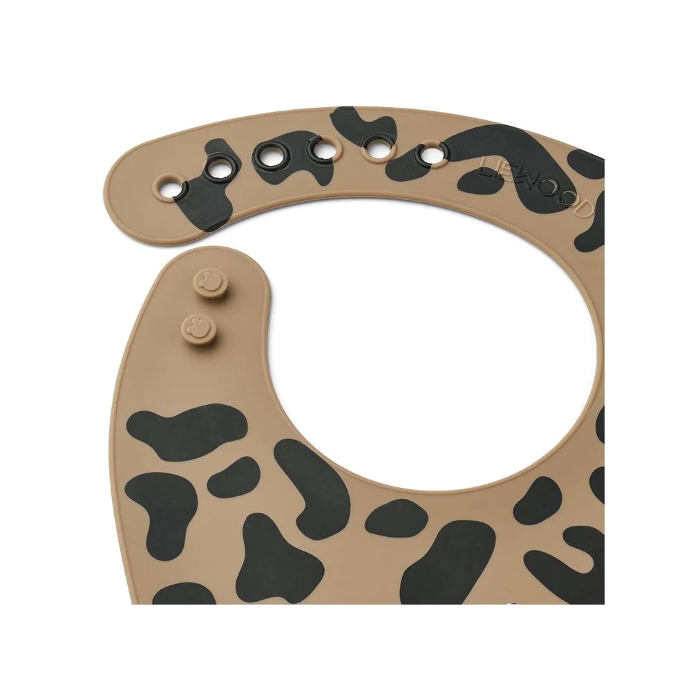 Babete de silicone castanho com manchas pretas e fecho de botões