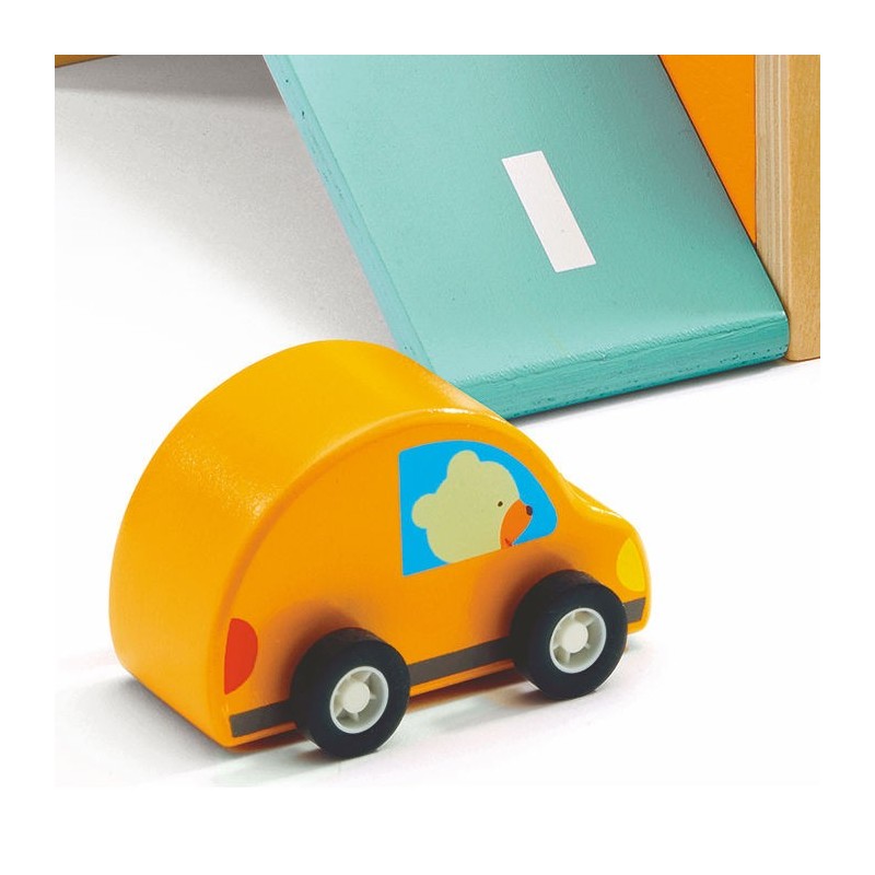 Carrinho de brinquedo amarelo com janelas azuis e desenho de ovelha, com rodas pretas e brancas, e rampa azul clara ao fundo