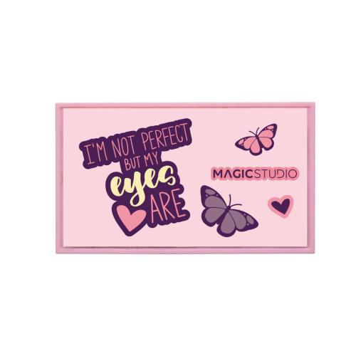 Placa decorativa rosa com texto em inglês, corações e borboletas.