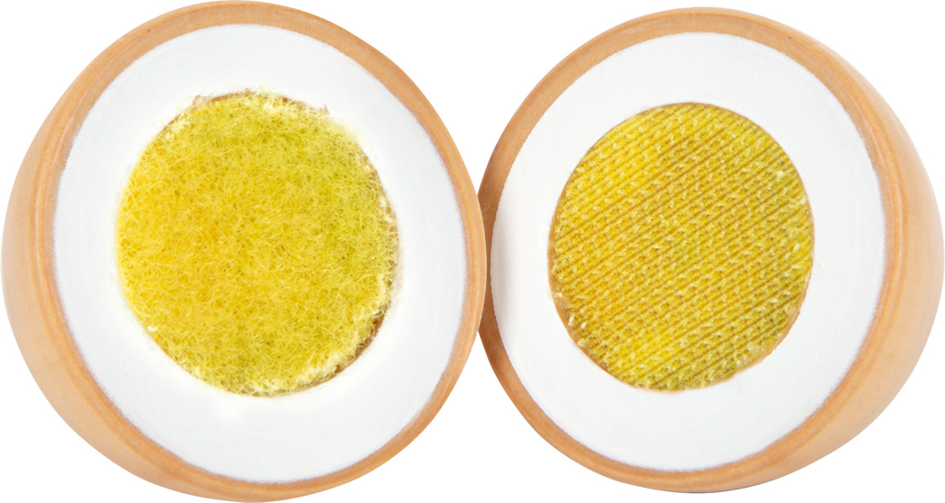 Dois discos de limpeza facial amarelos com alta textura e moldura de madeira