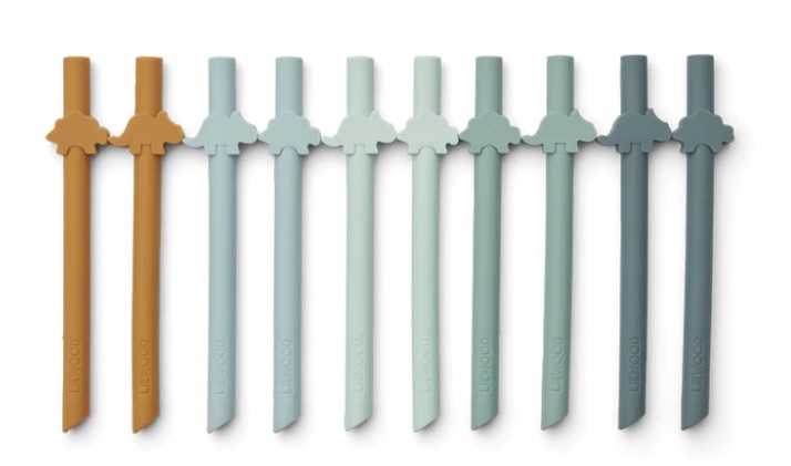 Conjunto de dez espátulas de silicone de cores diferentes organizadas em fila sobre fundo branco.