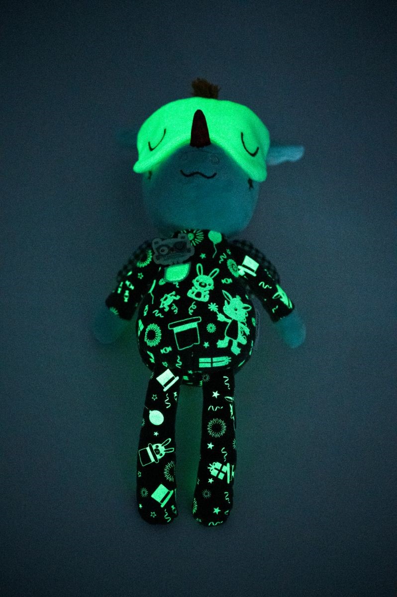 Peluche de unicórnio com máscara e pijama fosforescente