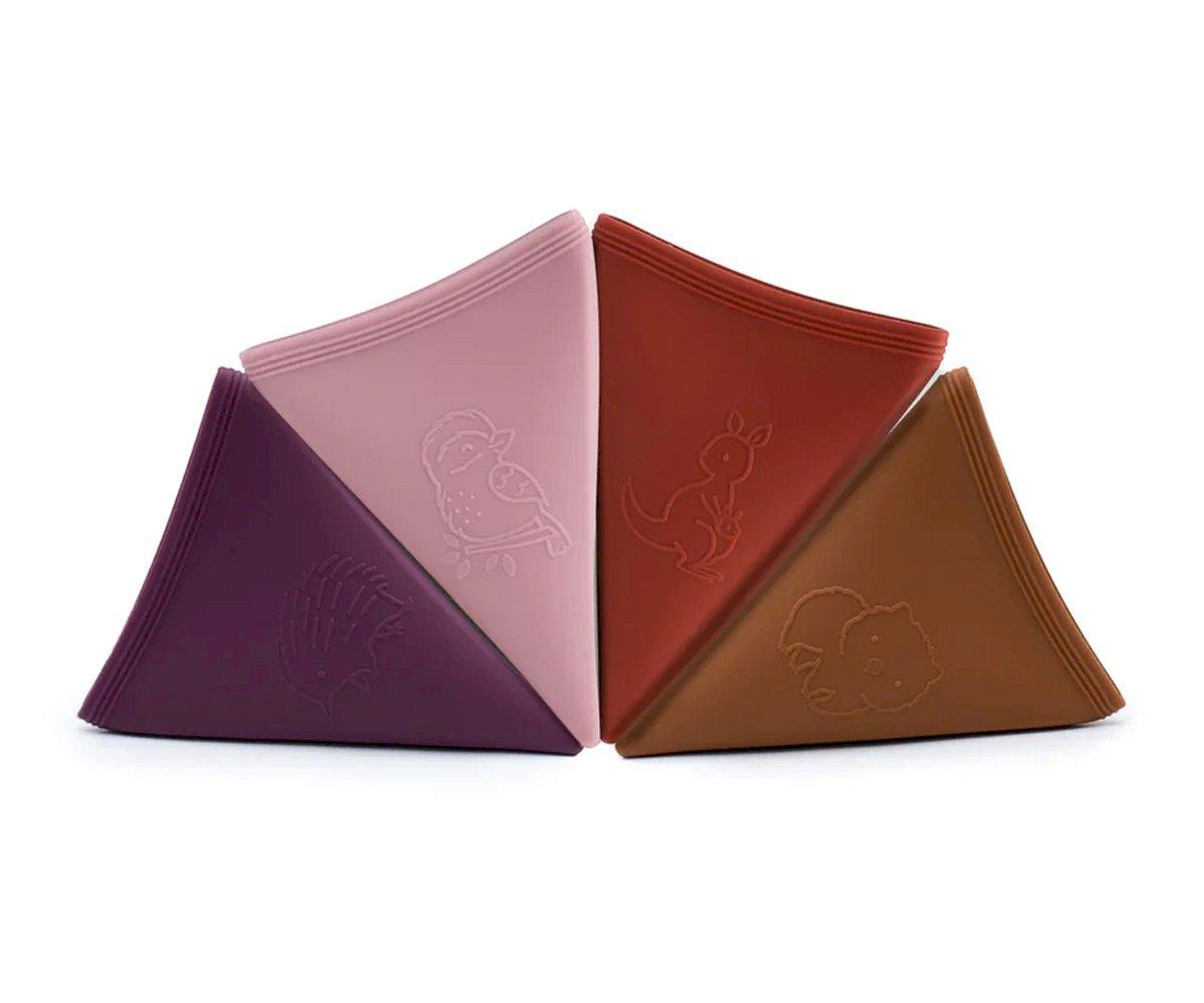 Carteiras triangulares coloridas com relevo de animais.