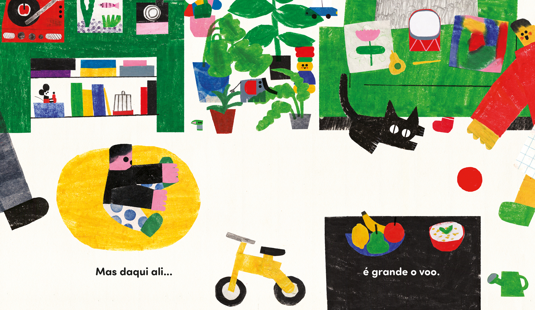 Sala colorida com criança em puff amarelo, plantas, gato preto, bicicleta amarela e mesa com frutas