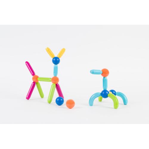 Figuras coloridas de plástico montadas formando animais abstratos