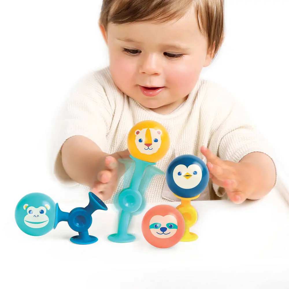 Criança com brinquedos infantis coloridos com ventosas e animais desenhados