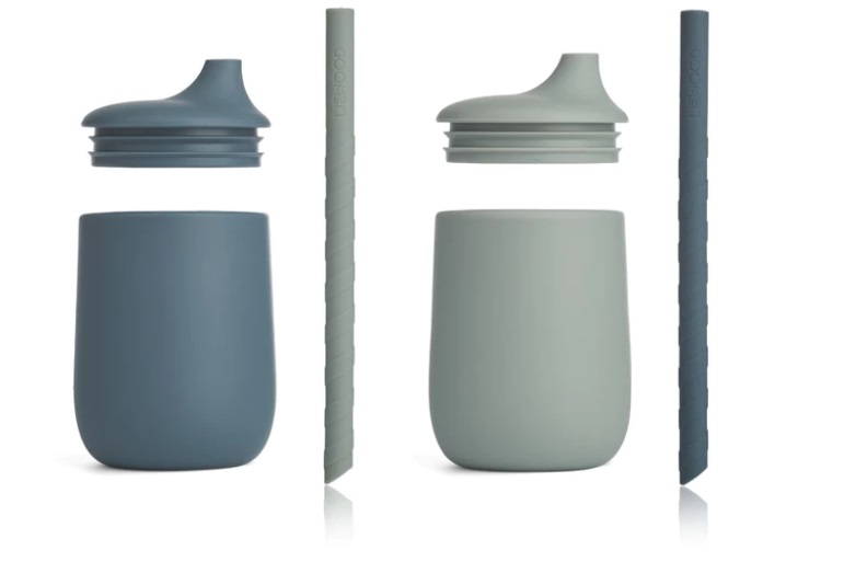 Dois copos reutilizáveis de silicone azul e cinza com tampas e palhinhas.