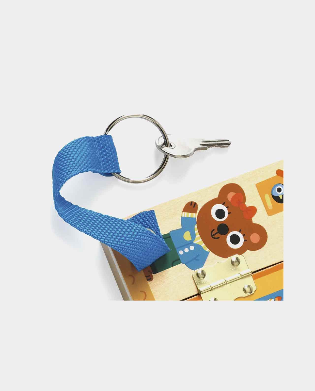 Chaveiro com correia azul e porta de madeira decorada com ursos.